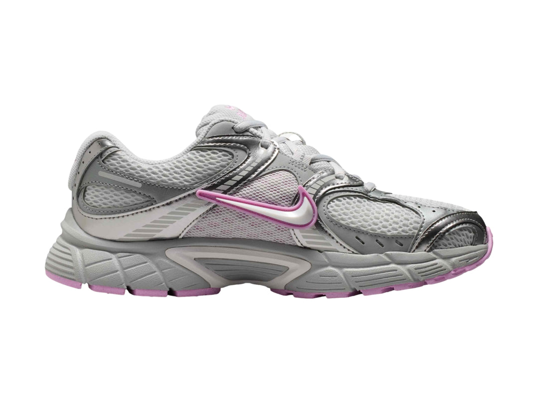 Tenis Nike V5 RNR color gris con detalles en rosa para mujer.