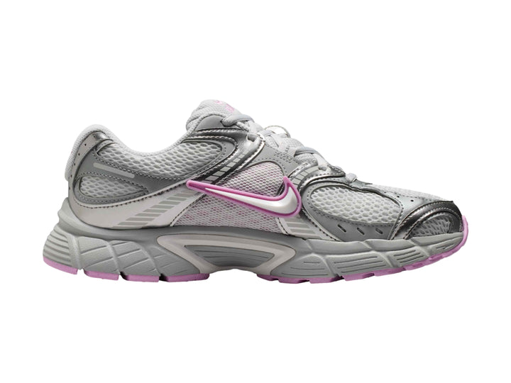 Tenis Nike V5 RNR color gris con detalles en rosa para mujer.