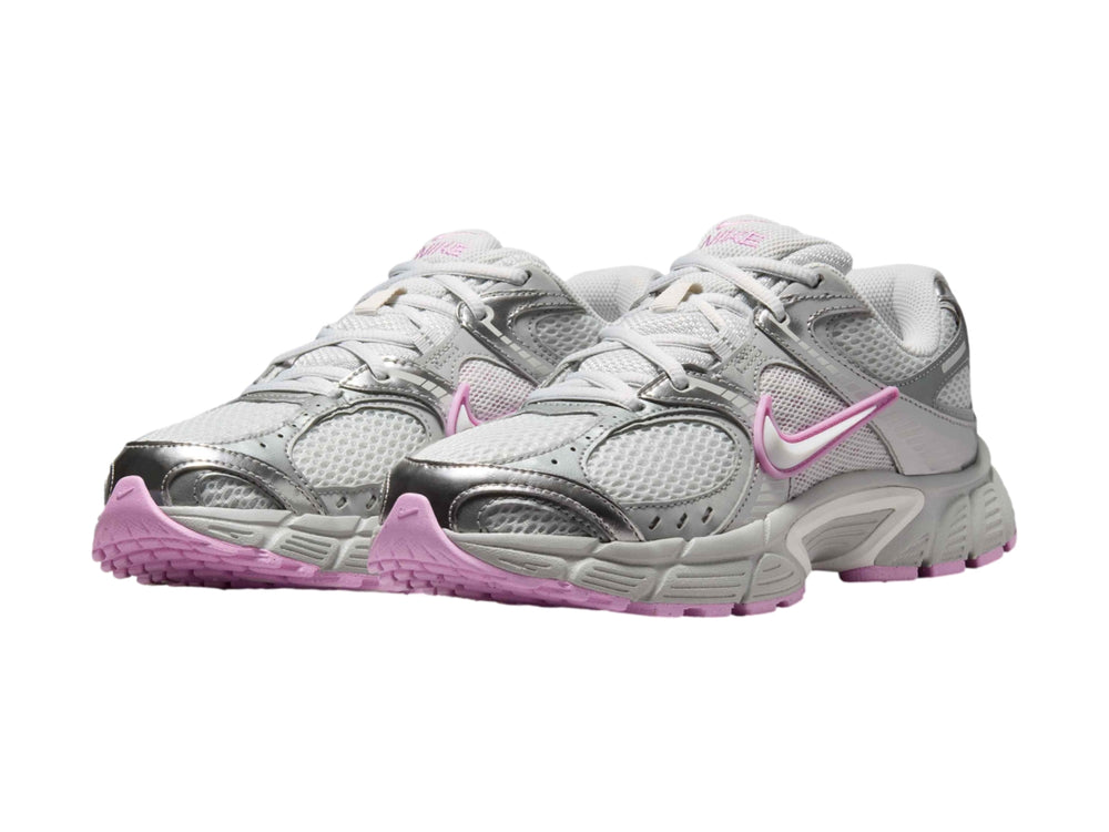 Tenis Nike V5 RNR color gris con detalles en rosa para mujer.