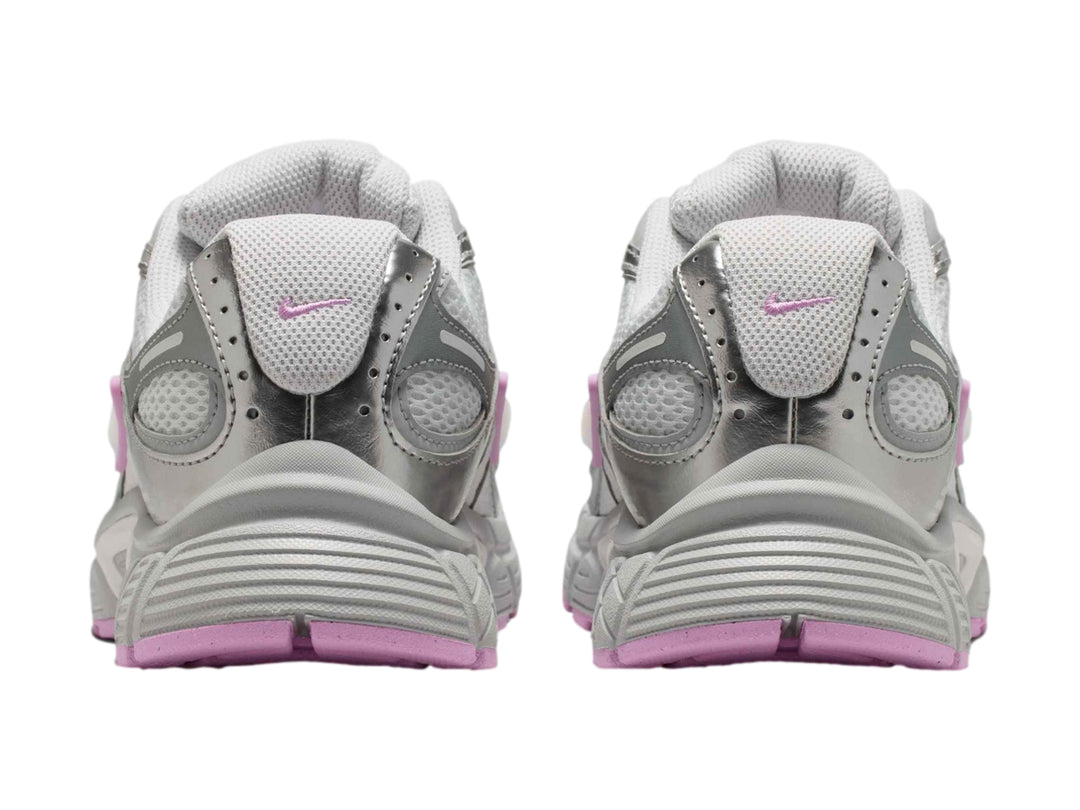 Tenis Nike V5 RNR color gris con detalles en rosa para mujer.