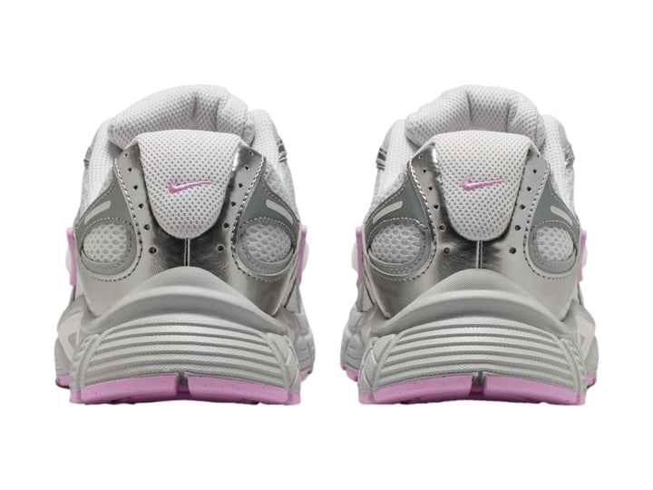 Tenis Nike V5 RNR color gris con detalles en rosa para mujer.