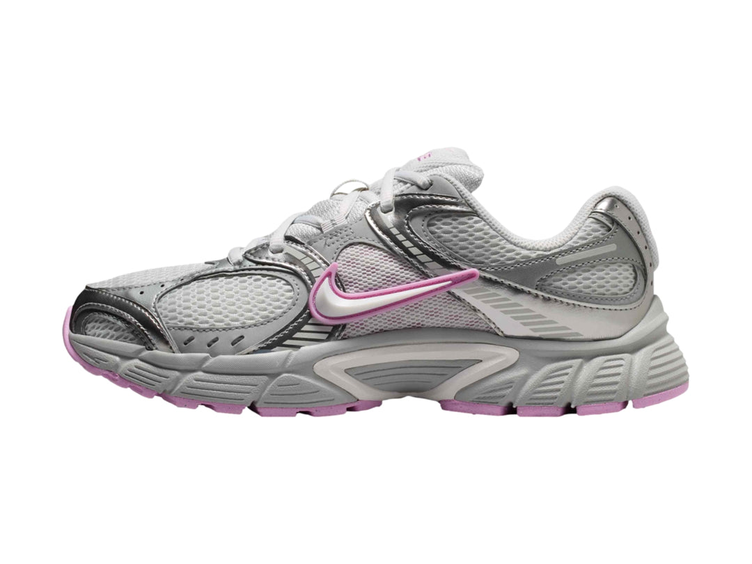 Tenis Nike V5 RNR color gris con detalles en rosa para mujer.
