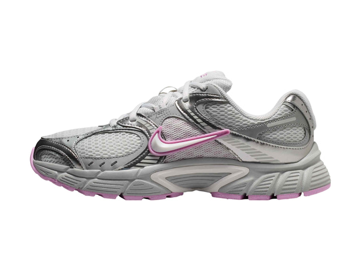 Tenis Nike V5 RNR color gris con detalles en rosa para mujer.