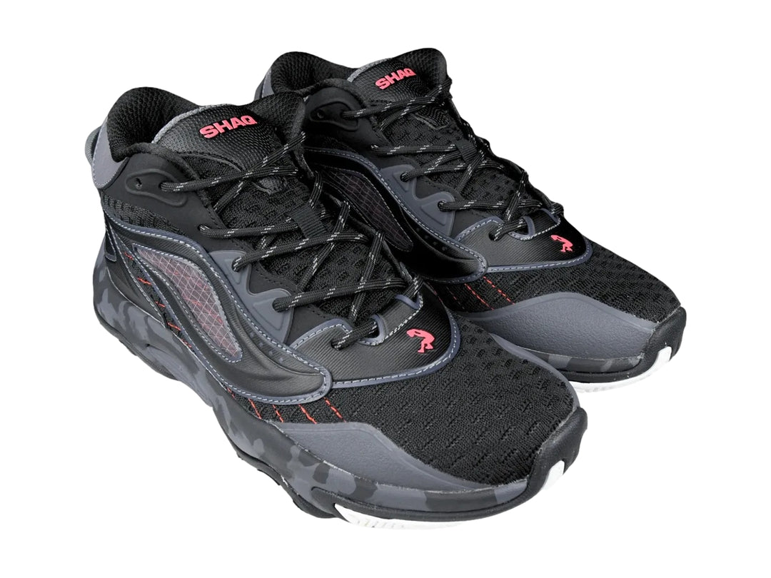 Tenis de baloncesto Shaq Speed Demon 2.0 color negro y gris con detalles rojos y suela blanca.