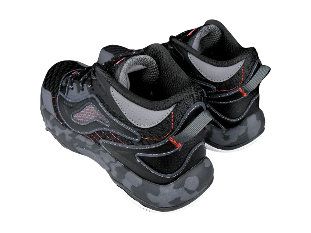 Tenis de baloncesto Shaq Speed Demon 2.0 color negro y gris con detalles rojos y suela blanca.
