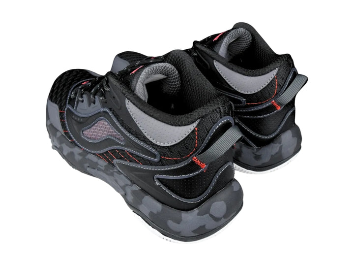 Tenis de baloncesto Shaq Speed Demon 2.0 color negro y gris con detalles rojos y suela blanca.