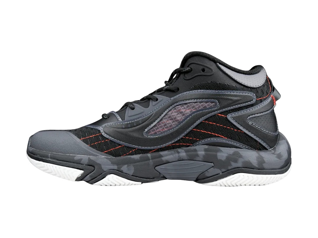 Tenis de baloncesto Shaq Speed Demon 2.0 color negro y gris con detalles rojos y suela blanca.