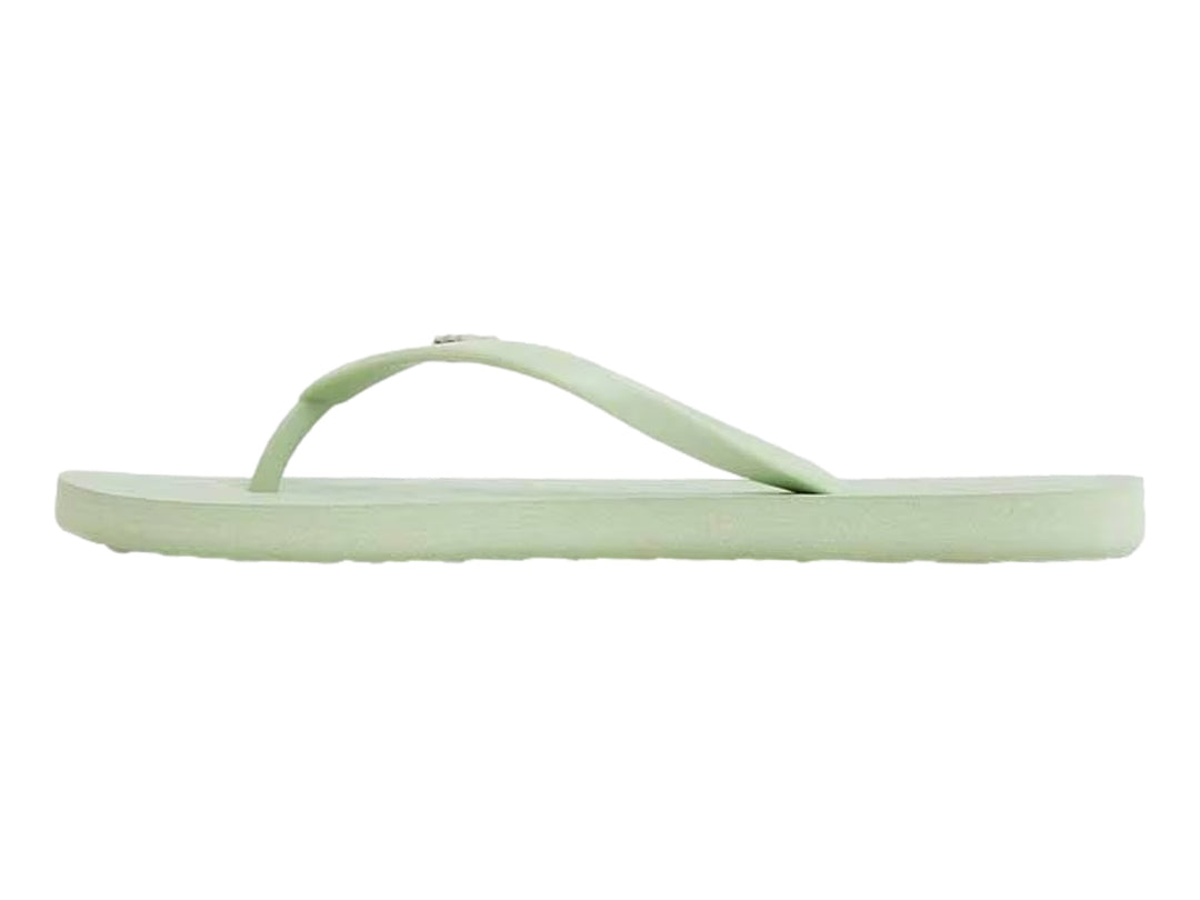 Sandalia de dedo Roxy en color verde laurel para mujer.