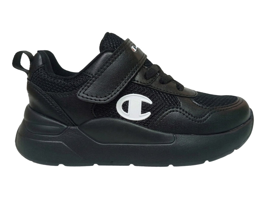 Tenis Champion Motion School color negro con cierre de velcro y suela gruesa sobre fondo blanco.
