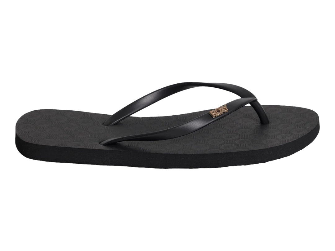 Sandalia de dedo color negro para mujer marca Roxy con suela plana y correa sencilla.
