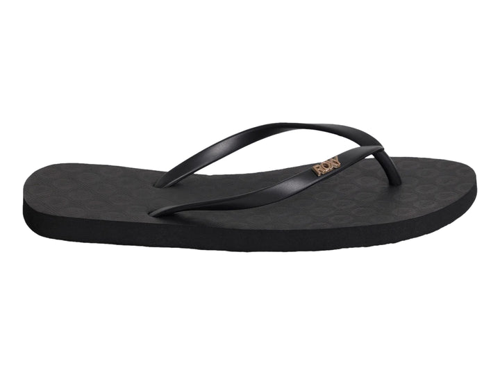Sandalia de dedo color negro para mujer marca Roxy con suela plana y correa sencilla.