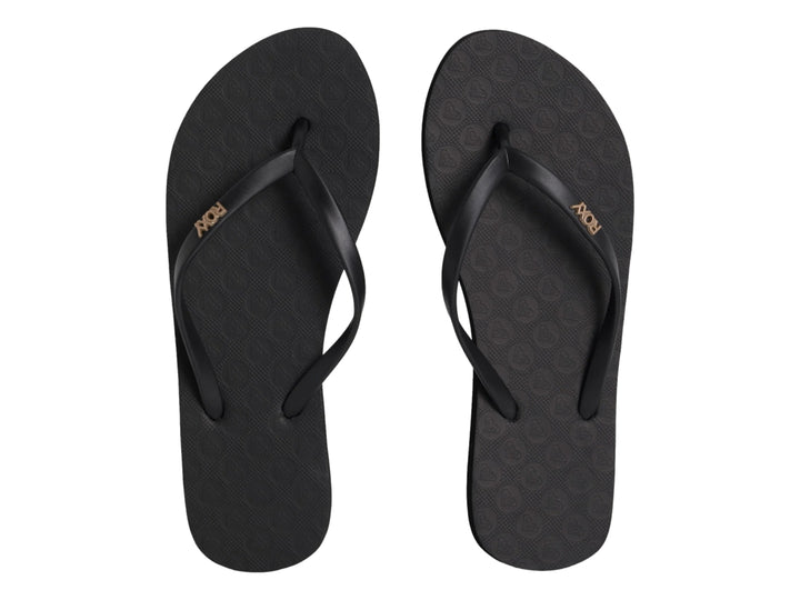 Sandalia de dedo color negro para mujer marca Roxy con suela plana y correa sencilla.