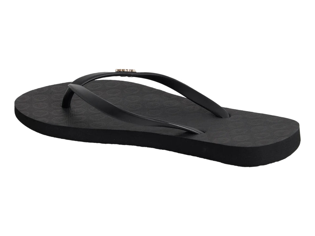 Sandalia de dedo color negro para mujer marca Roxy con suela plana y correa sencilla.