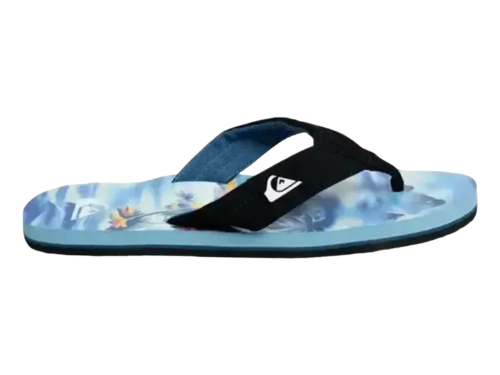 Sandalia Quiksilver azul con correa negra y diseño estampado en la suela.