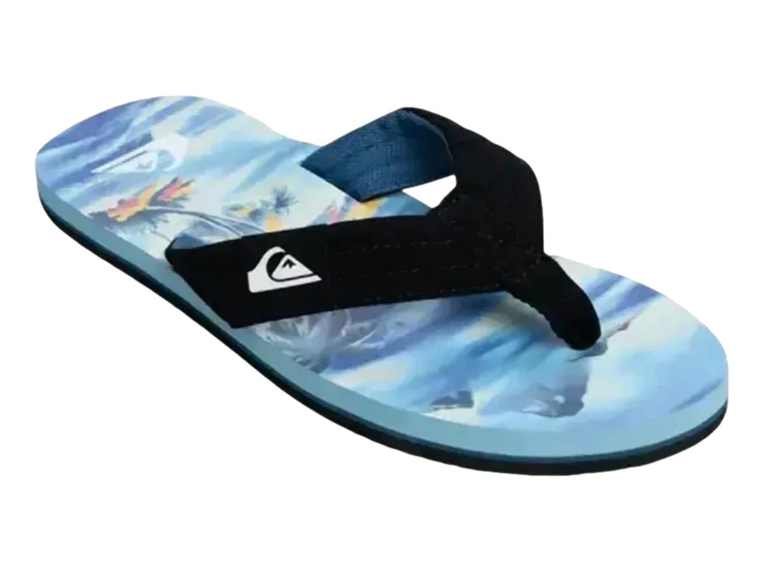 Sandalia Quiksilver azul con correa negra y diseño estampado en la suela.
