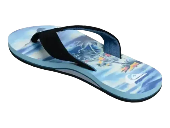 Sandalia Quiksilver azul con correa negra y diseño estampado en la suela.