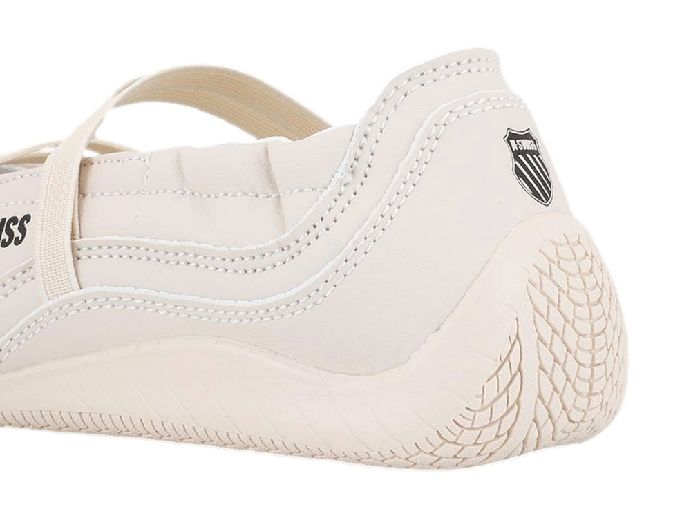 Zapatilla K-Swiss Elvira V color taupe para mujer, diseño slip-on con suela plana.
