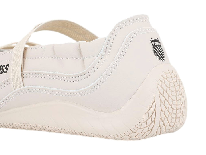 Zapatilla K-Swiss Elvira V color taupe para mujer, diseño slip-on con suela plana.