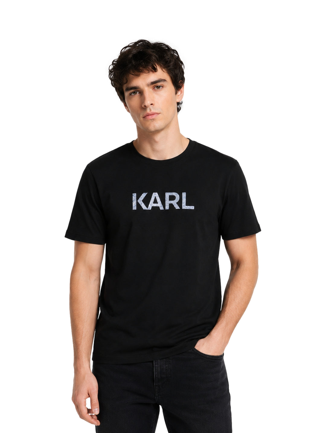 Hombre vistiendo playera negra de manga corta con el texto KARL en el pecho.