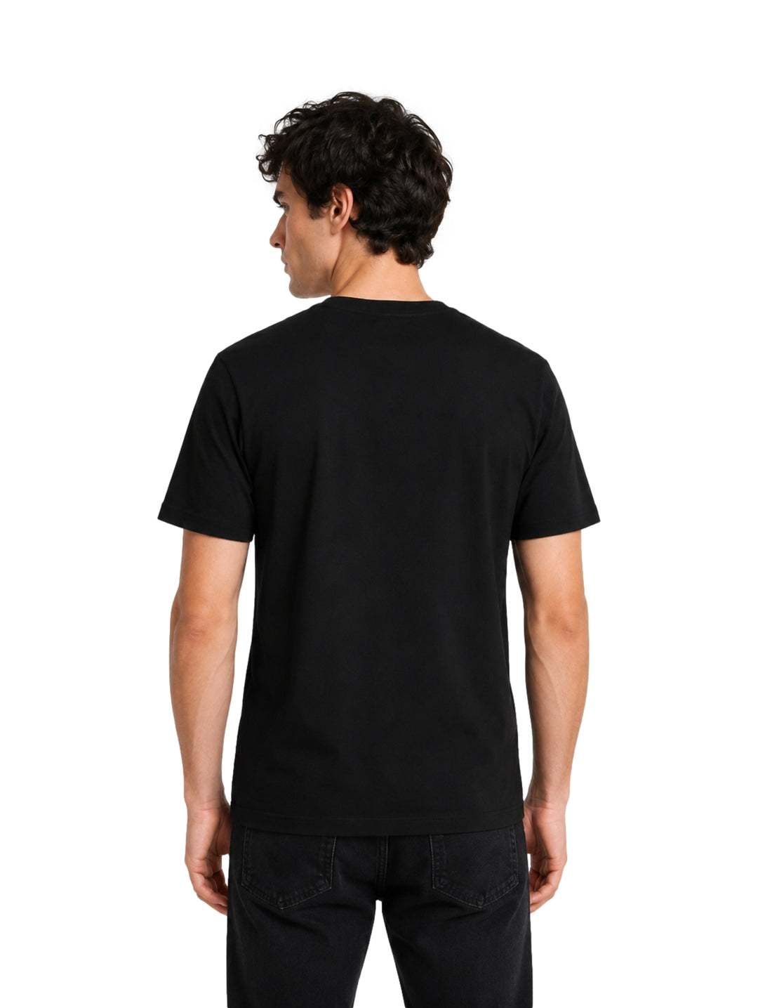 Hombre vistiendo playera negra de manga corta con el texto KARL en el pecho.