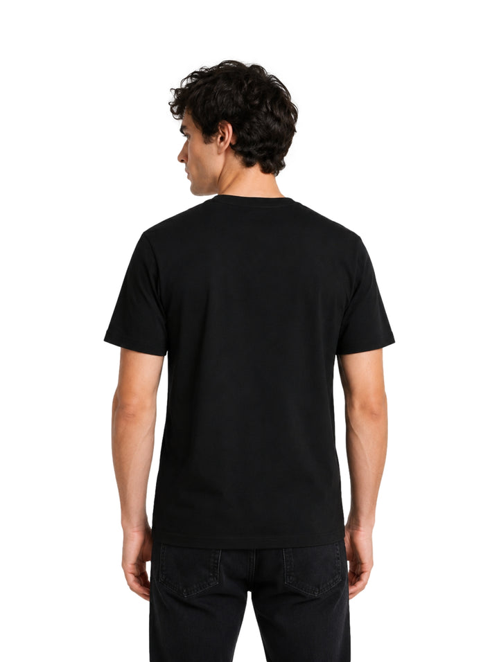 Hombre vistiendo playera negra de manga corta con el texto KARL en el pecho.