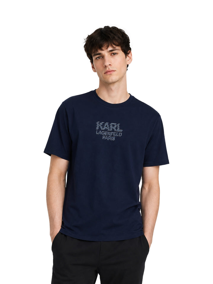Hombre vistiendo playera azul marino de manga corta con logo de Karl Lagerfeld en el pecho.
