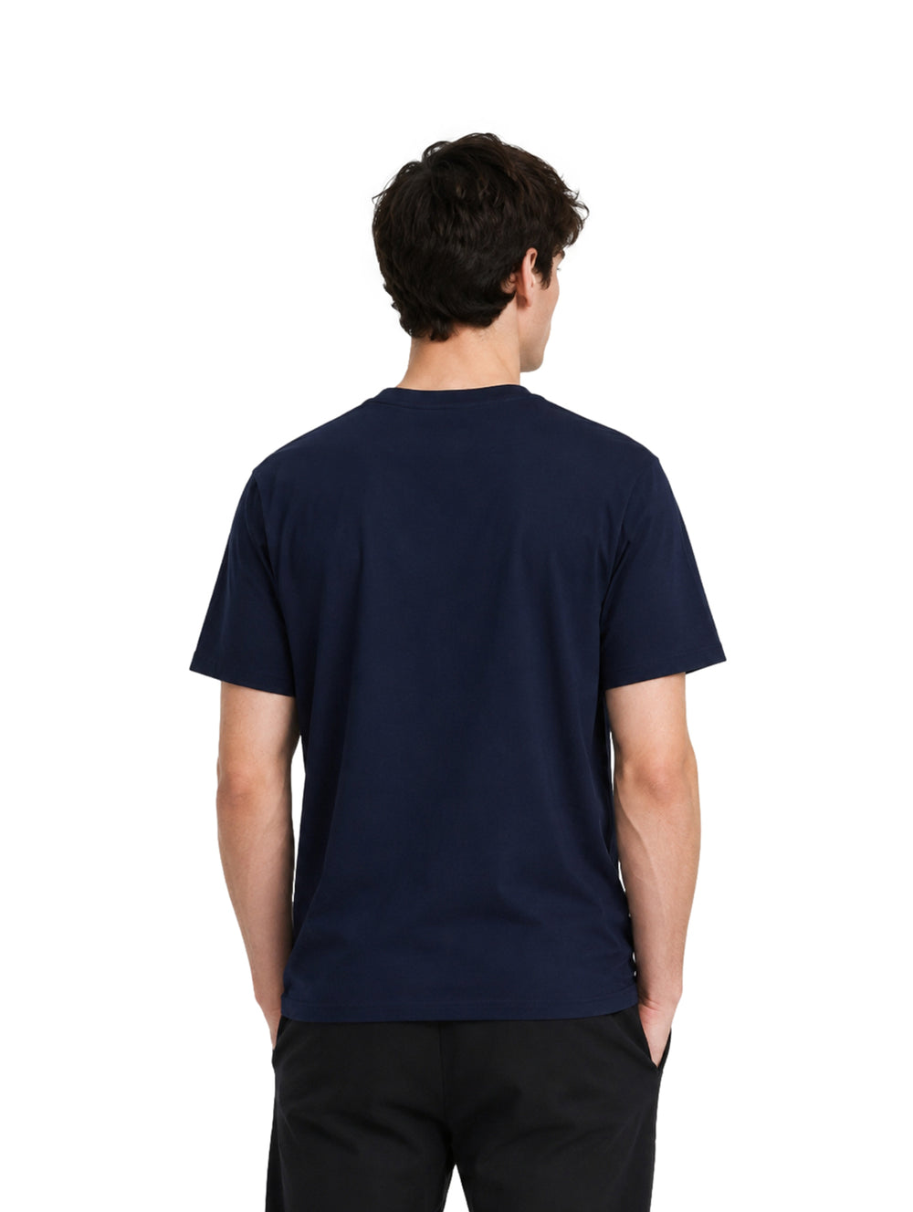 Hombre vistiendo playera azul marino de manga corta con logo de Karl Lagerfeld en el pecho.