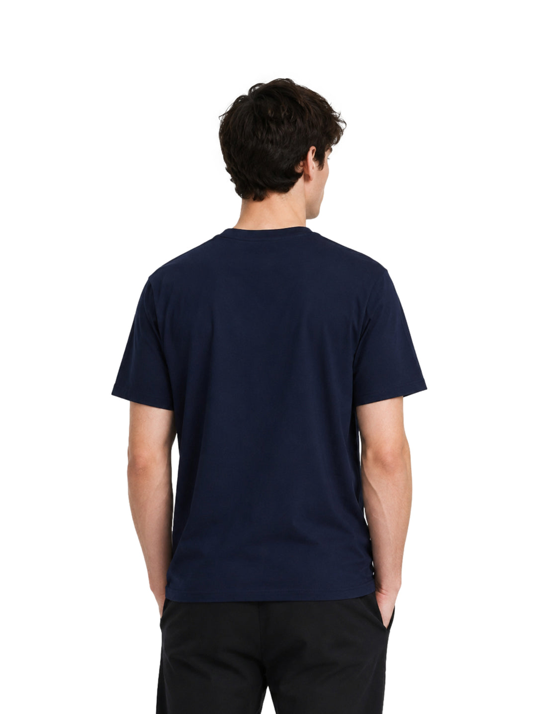 Hombre vistiendo playera azul marino de manga corta con logo de Karl Lagerfeld en el pecho.