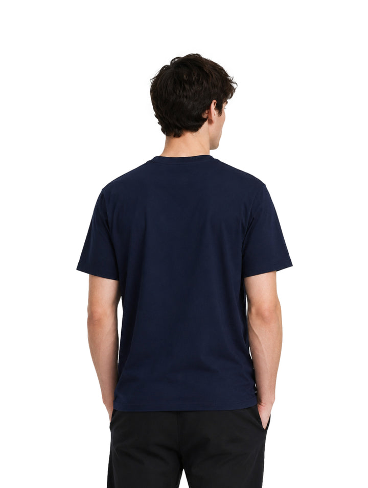 Hombre vistiendo playera azul marino de manga corta con logo de Karl Lagerfeld en el pecho.