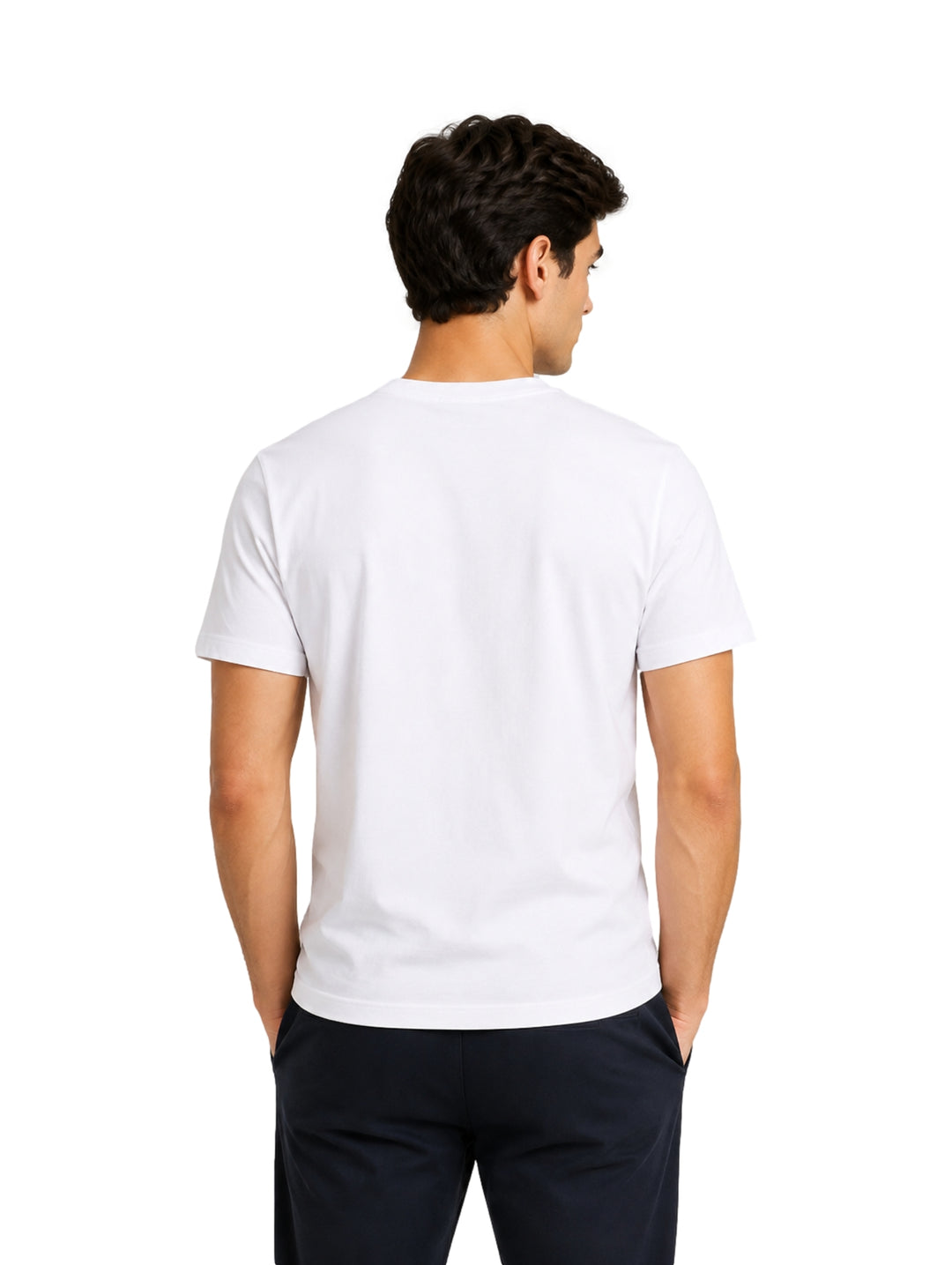 Hombre usando playera blanca de manga corta con estampado de Karl Lagerfeld en el pecho.