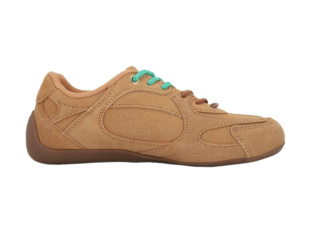 Tenis K-Swiss Heiki V color camello para mujer con cordones turquesa y suela café.