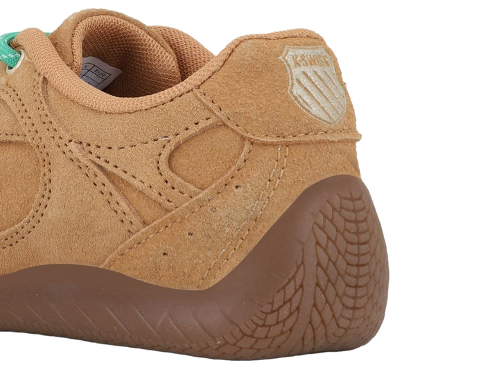 Tenis K-Swiss Heiki V color camello para mujer con cordones turquesa y suela café.