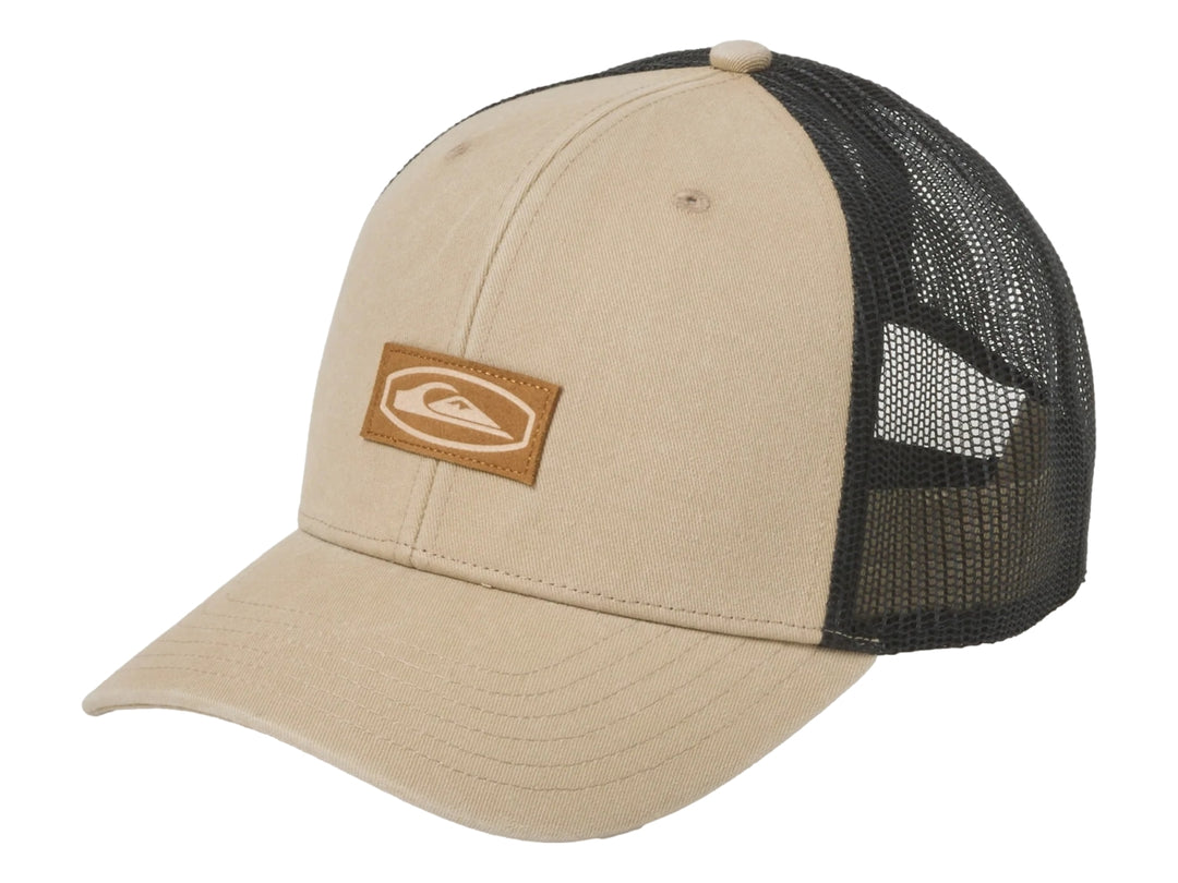 Gorra Quiksilver color beige con malla trasera negra y parche frontal marrón.