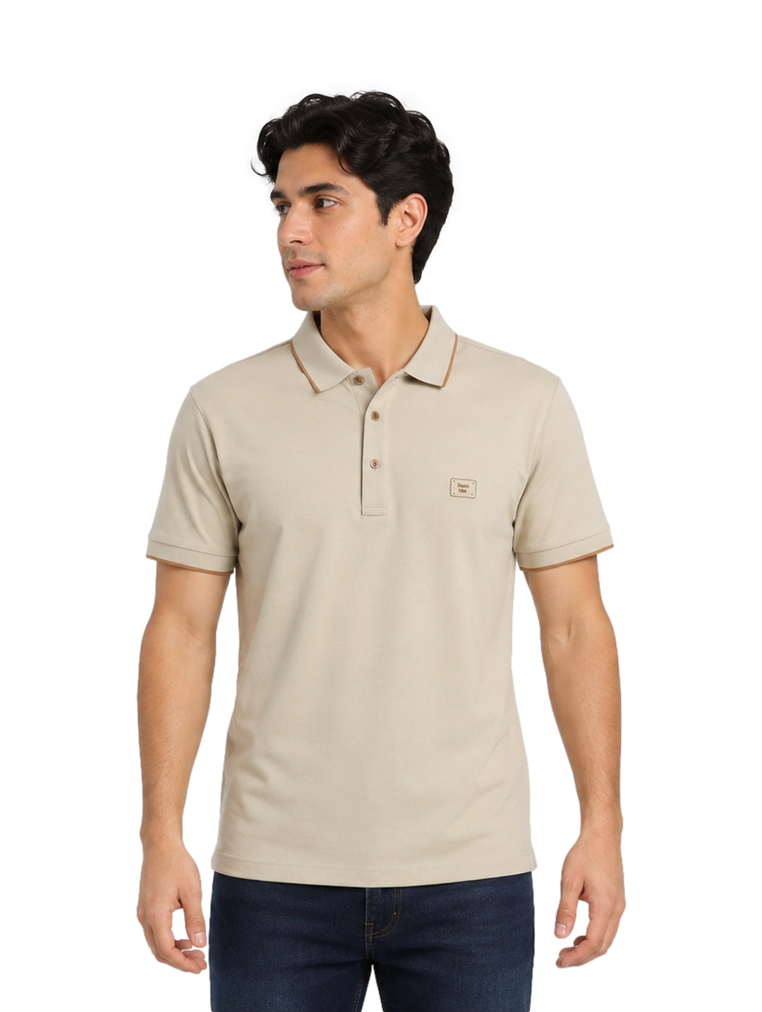 Hombre vistiendo playera polo color beige con detalles en marrón en el cuello y mangas.