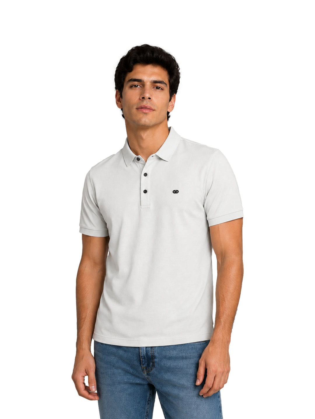 Hombre vistiendo una playera polo blanca de manga corta con cuello y botones.