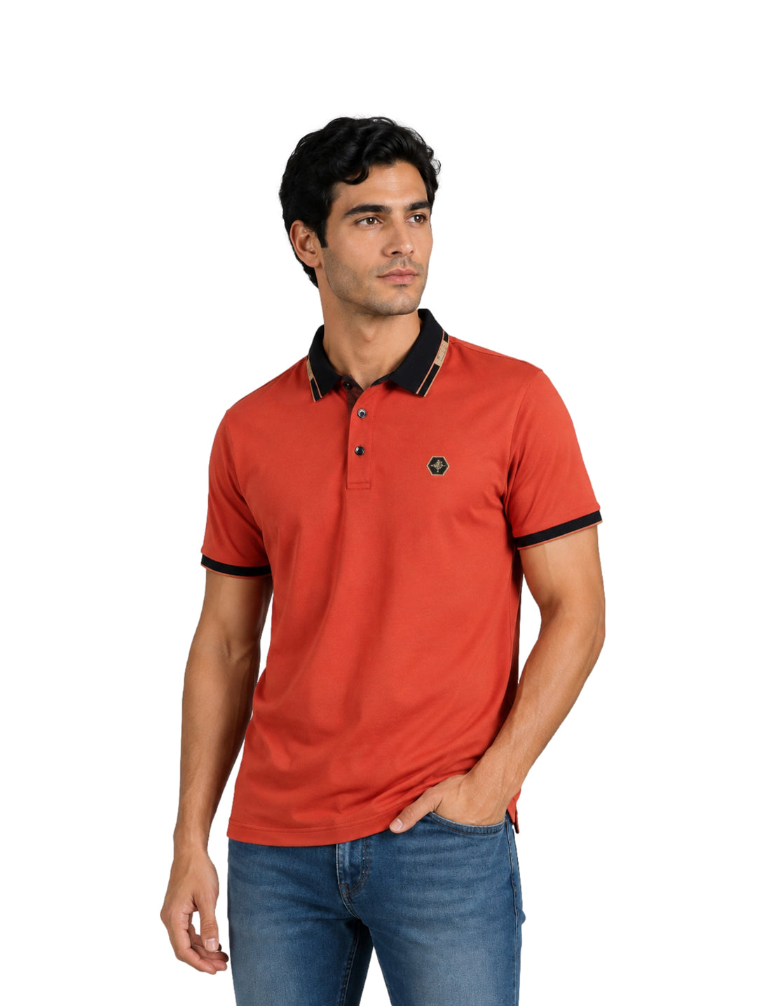 Hombre vistiendo playera polo color brick con cuello y bordes de manga en color negro.