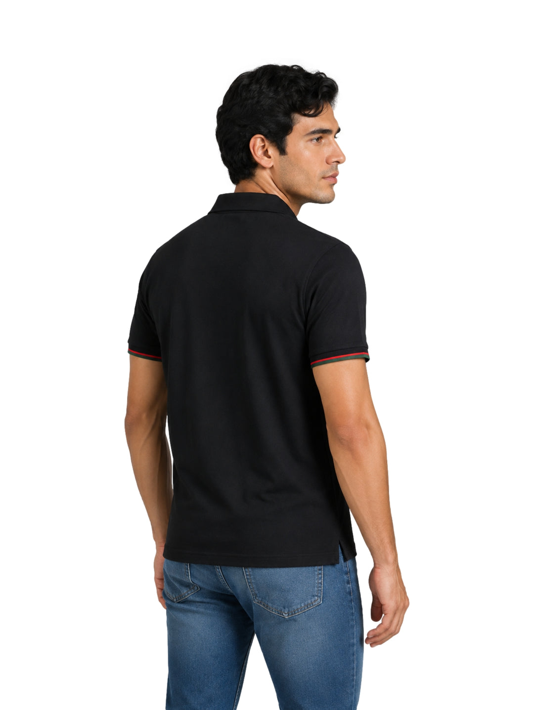 Hombre vistiendo playera polo Pavini color negro con detalles en verde y rojo en el cuello y mangas.