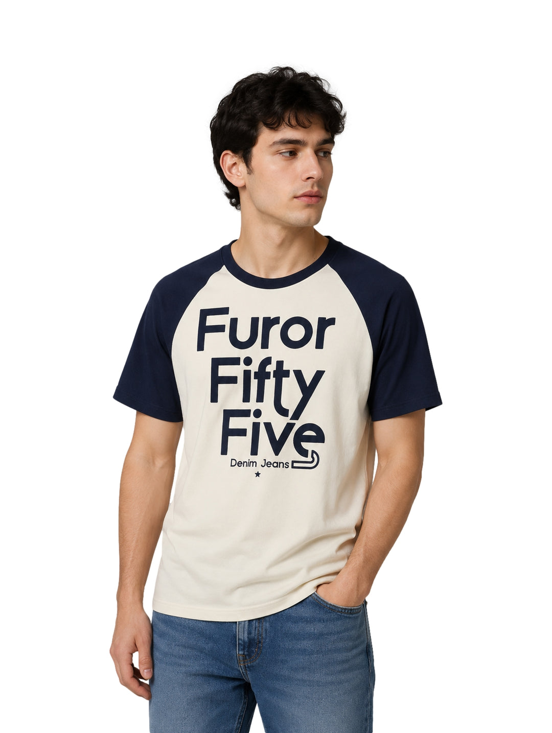 Hombre vistiendo playera raglán color hueso con mangas azul marino y estampado frontal de la marca Furor.