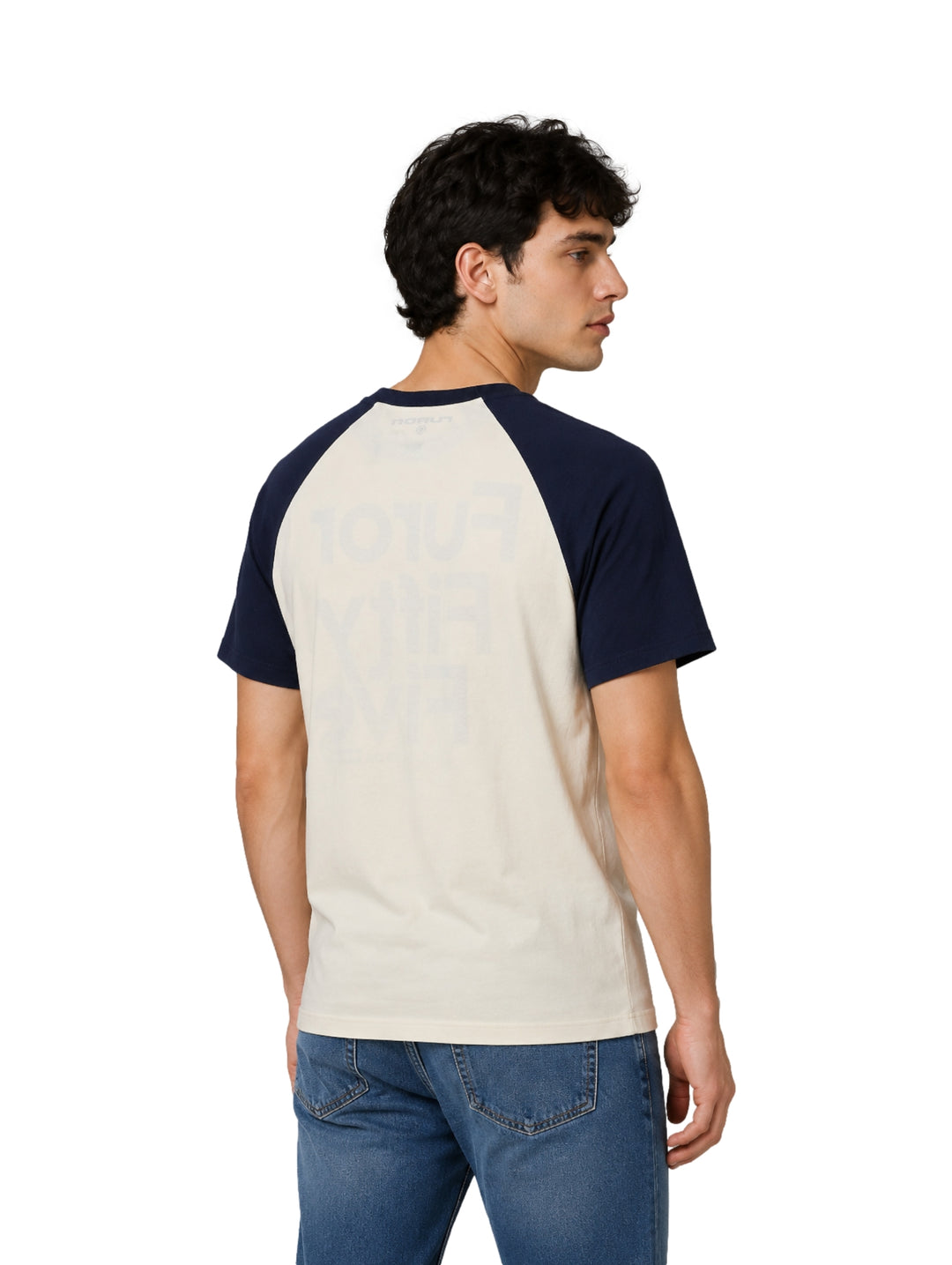 Hombre vistiendo playera raglán color hueso con mangas azul marino y estampado frontal de la marca Furor.