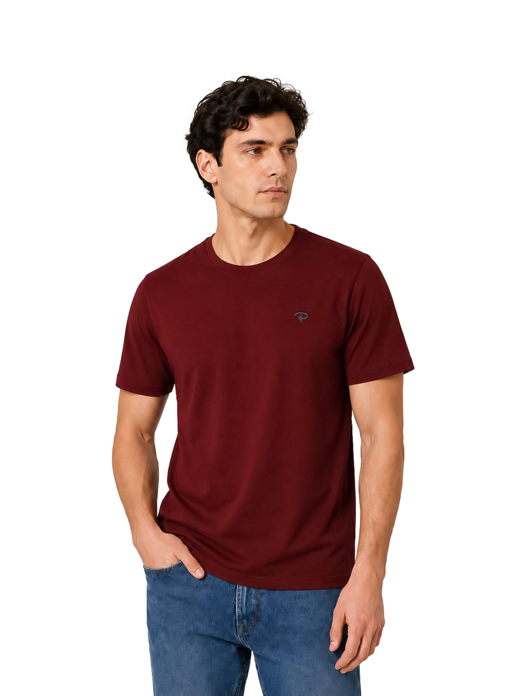 Hombre vistiendo una playera de manga corta color rojo púrpura de la marca Bratto.