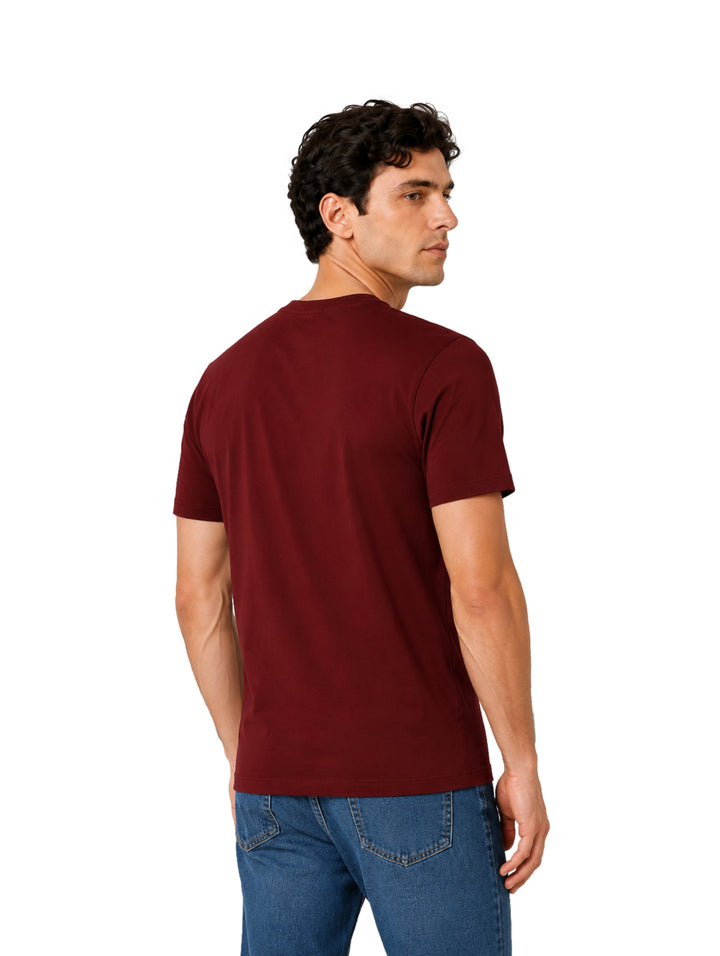 Hombre vistiendo una playera de manga corta color rojo púrpura de la marca Bratto.