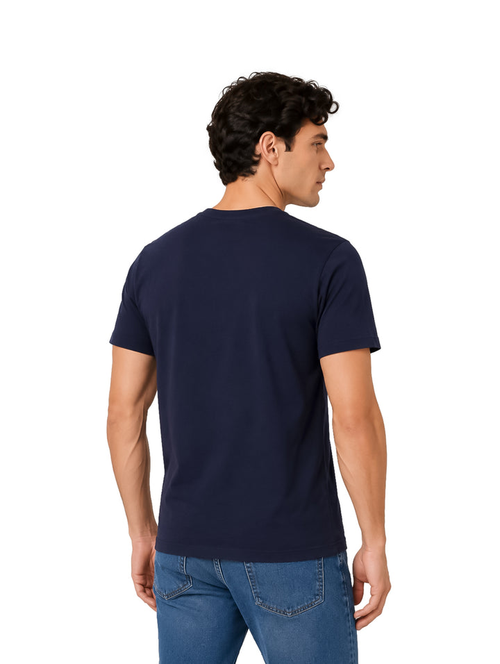 Hombre vistiendo playera de manga corta color azul rey de la marca Bratto.