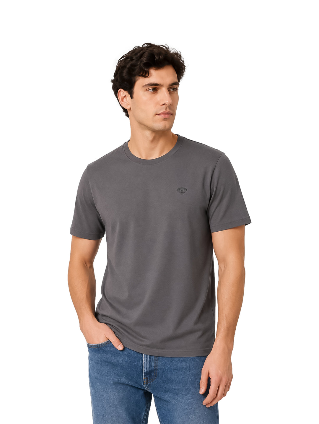 Hombre vistiendo playera gris oscuro de manga corta y cuello redondo.