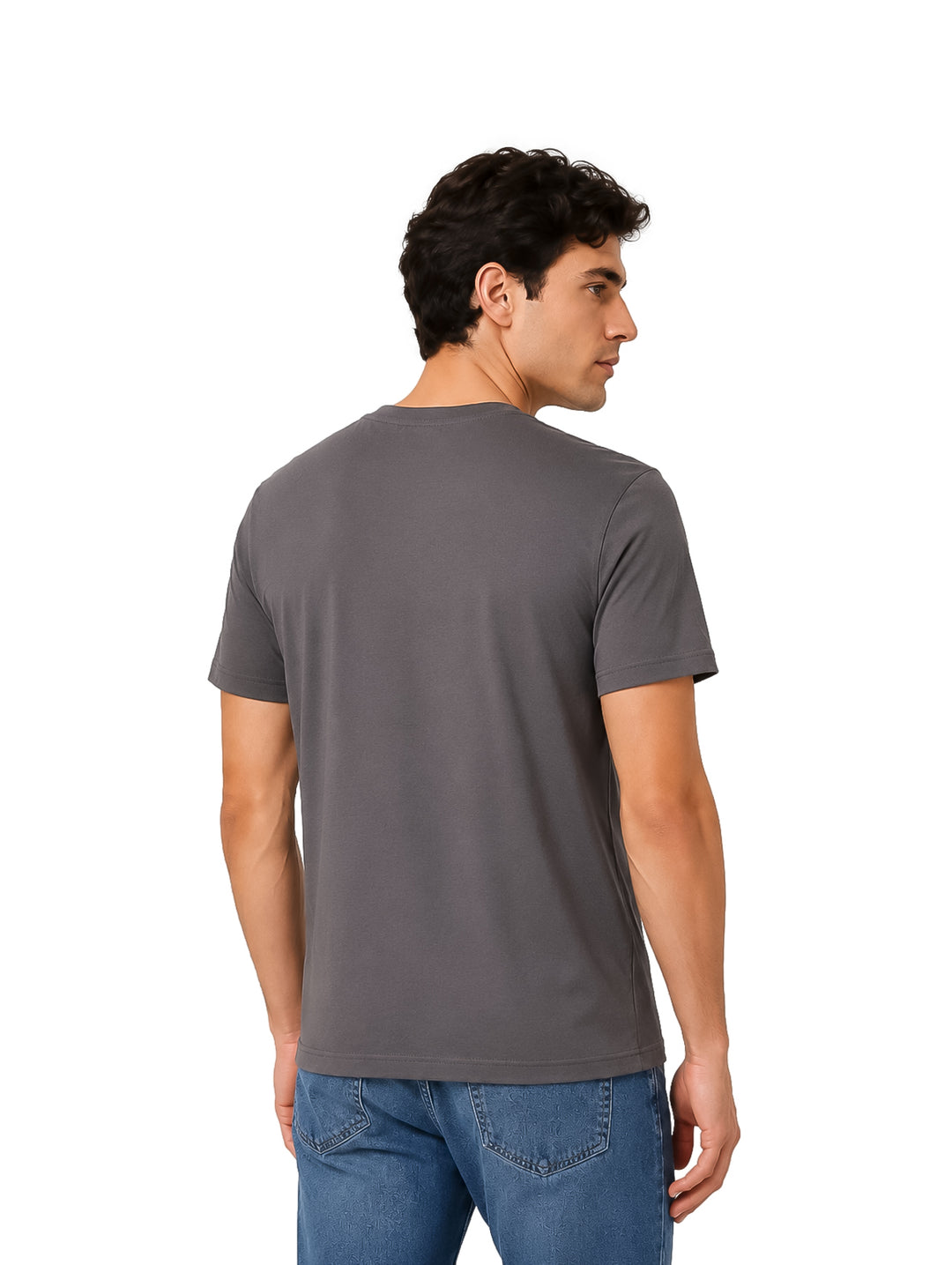 Hombre vistiendo playera gris oscuro de manga corta y cuello redondo.