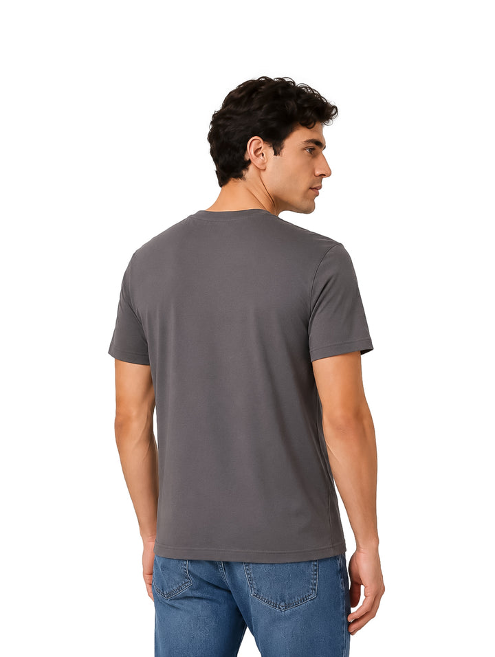 Hombre vistiendo playera gris oscuro de manga corta y cuello redondo.