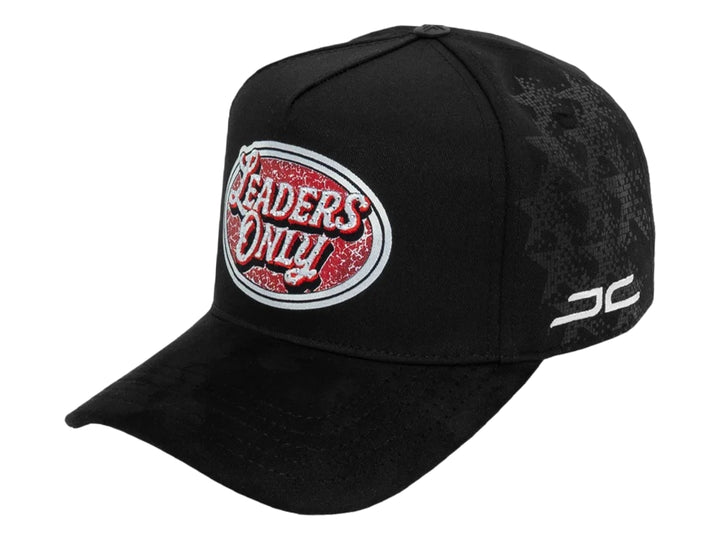 Gorra negra JC Hats con logotipo Leaders Only en rojo y blanco en la parte frontal.