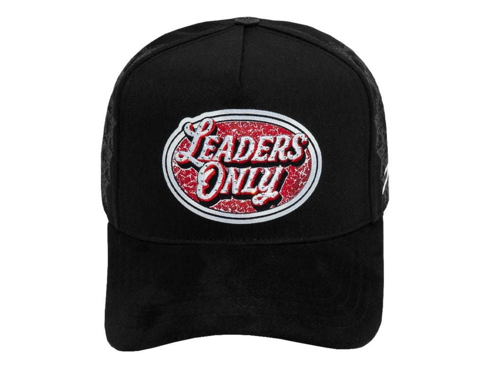 Gorra negra JC Hats con logotipo Leaders Only en rojo y blanco en la parte frontal.