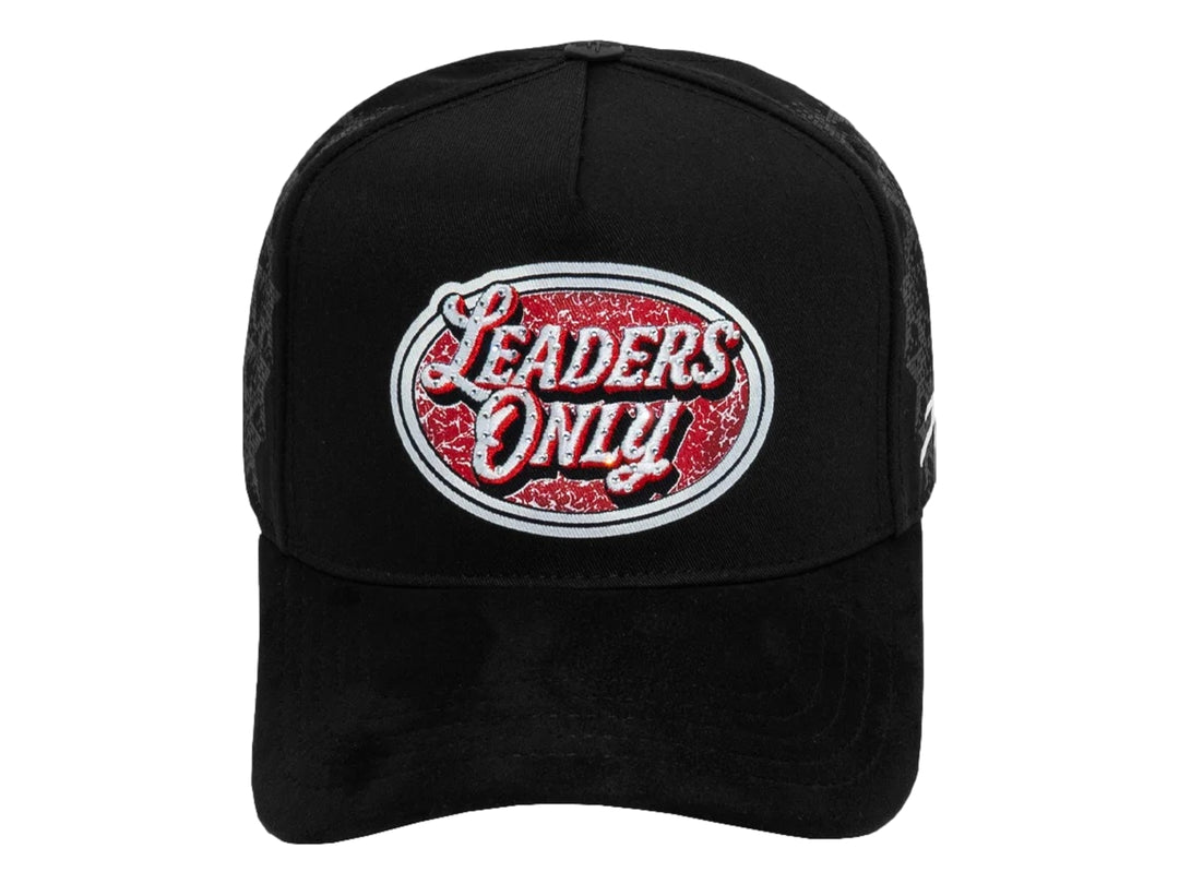 Gorra negra JC Hats con logotipo Leaders Only en rojo y blanco en la parte frontal.