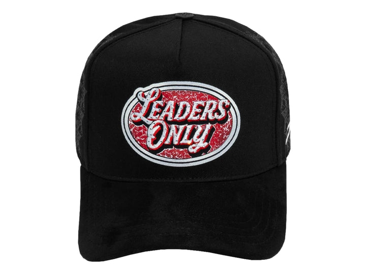 Gorra negra JC Hats con logotipo Leaders Only en rojo y blanco en la parte frontal.