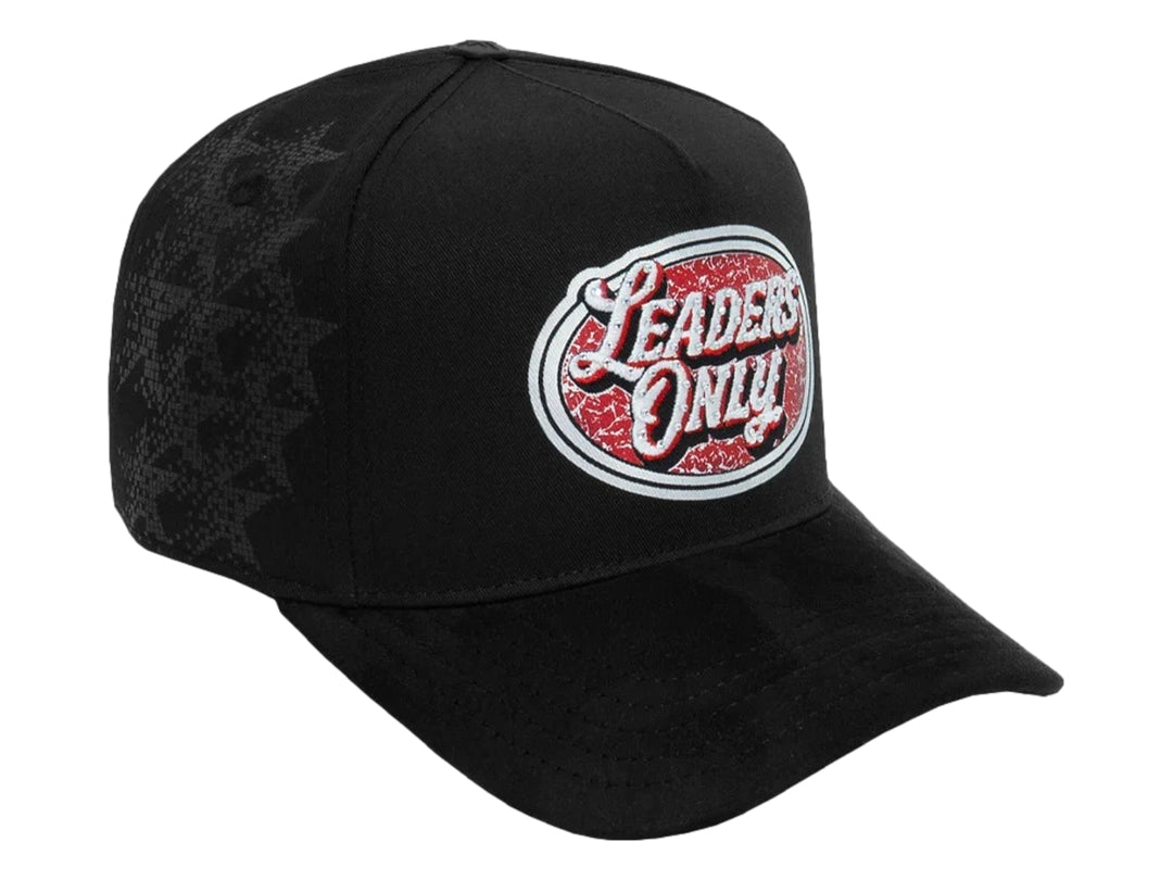 Gorra negra JC Hats con logotipo Leaders Only en rojo y blanco en la parte frontal.